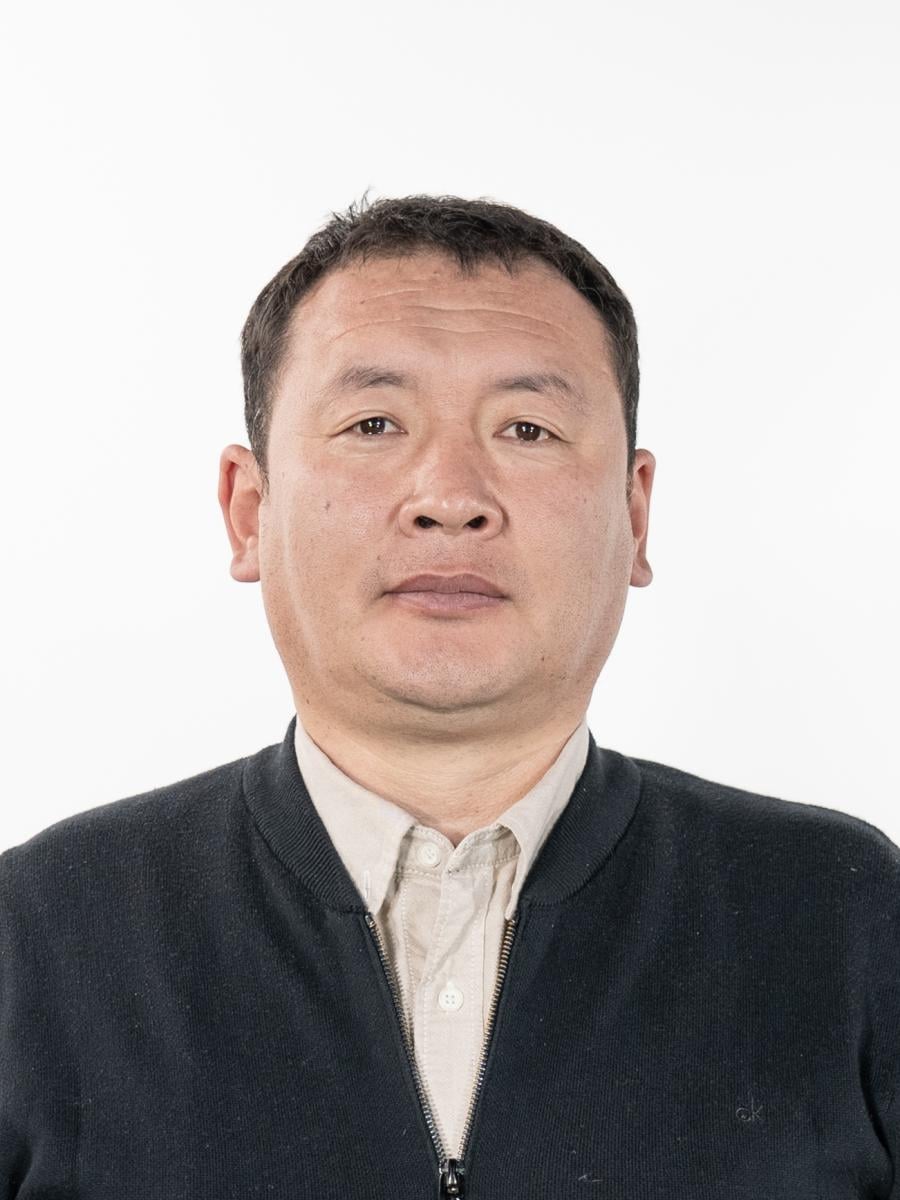 БАТШАГАЙ Б — Ахлах багш