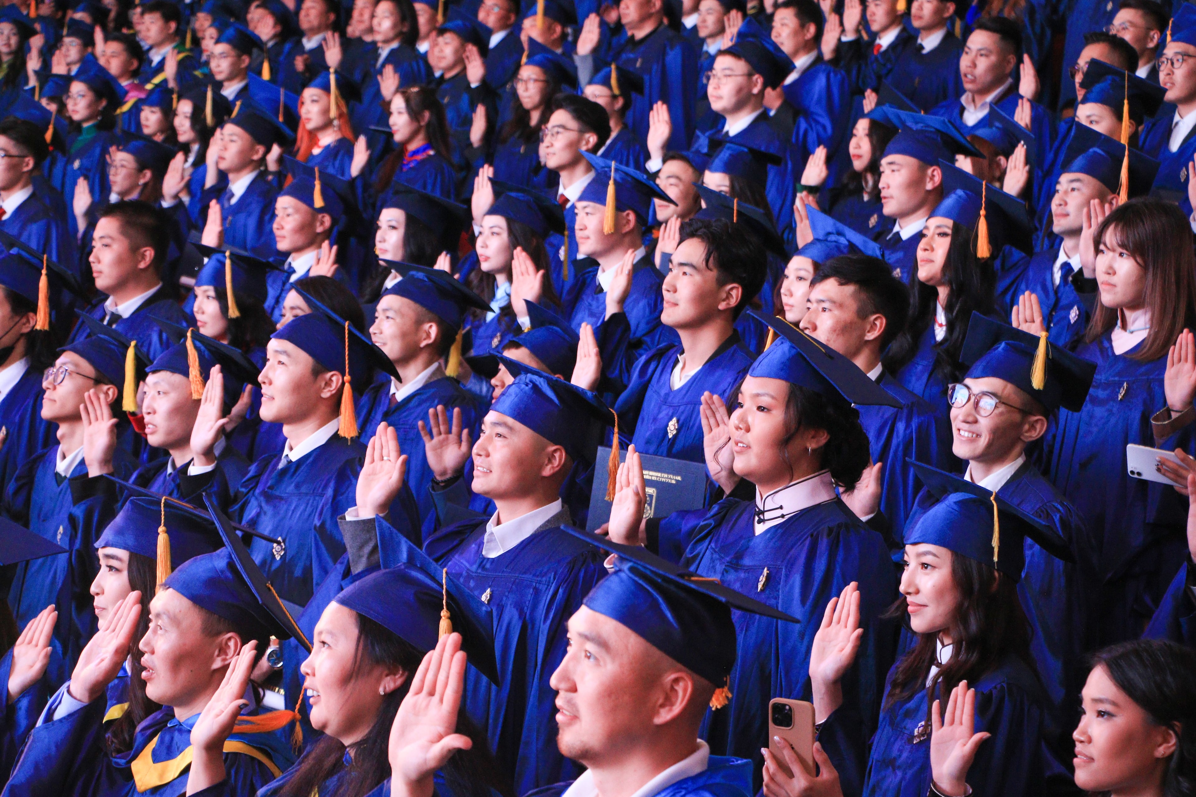 МХТС-ийн төгсөгчид