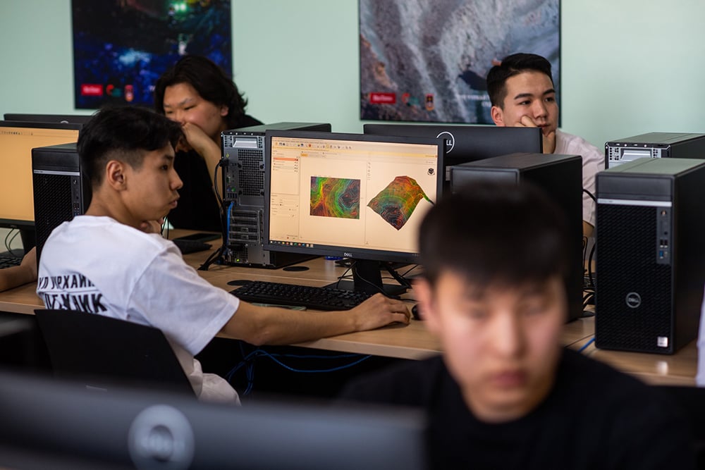 Оюутнууд мэдээллийн технологийн лабораторид